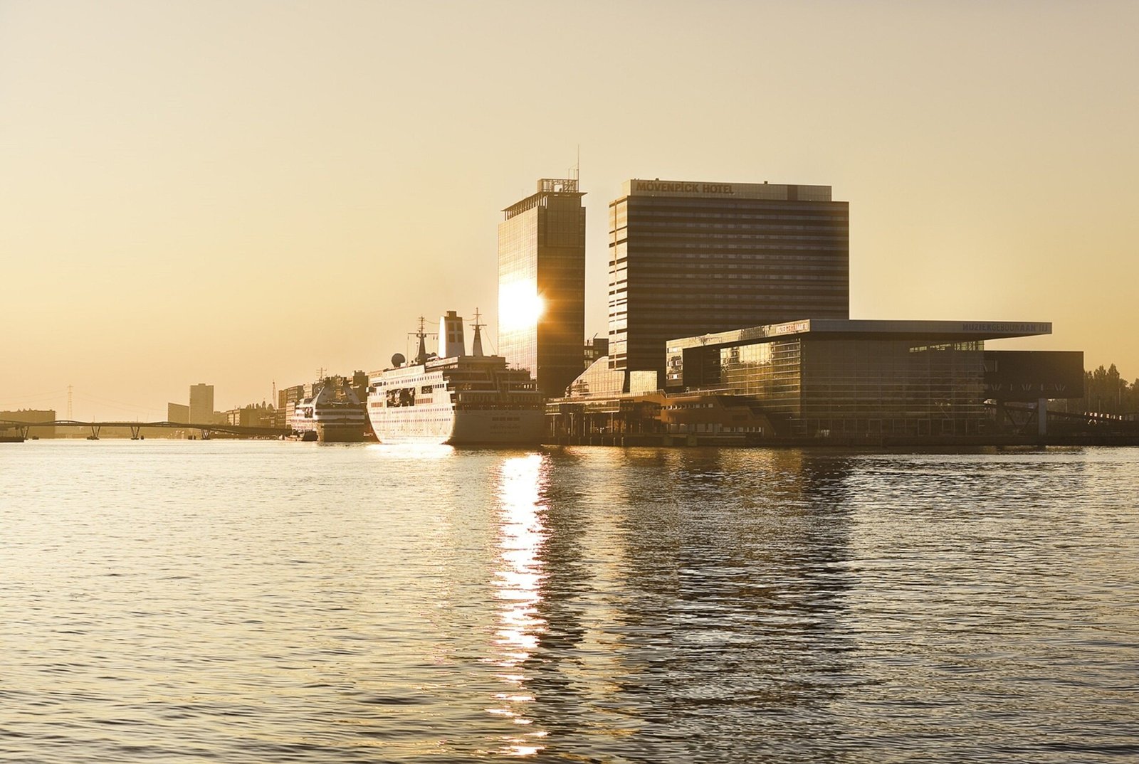 Mövenpick Hotel Amsterdam City Centre — vibe