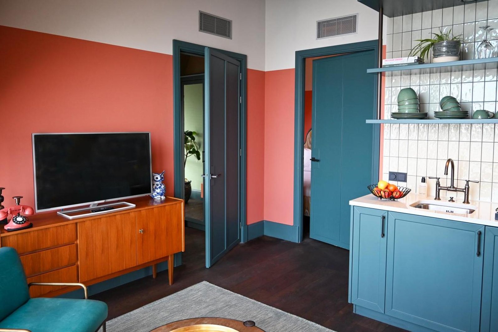 The July Boat & Co — rooms