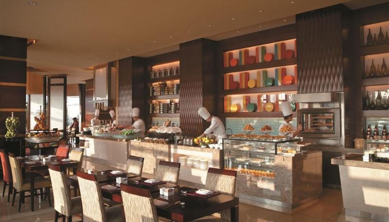Shangri-La Hotel, Wenzhou, at the table