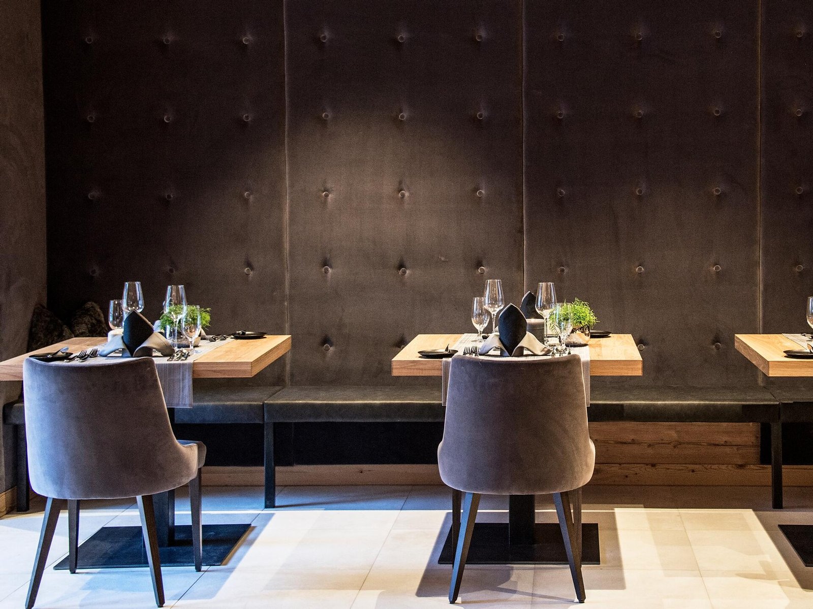 Tenne Lodges, at the table