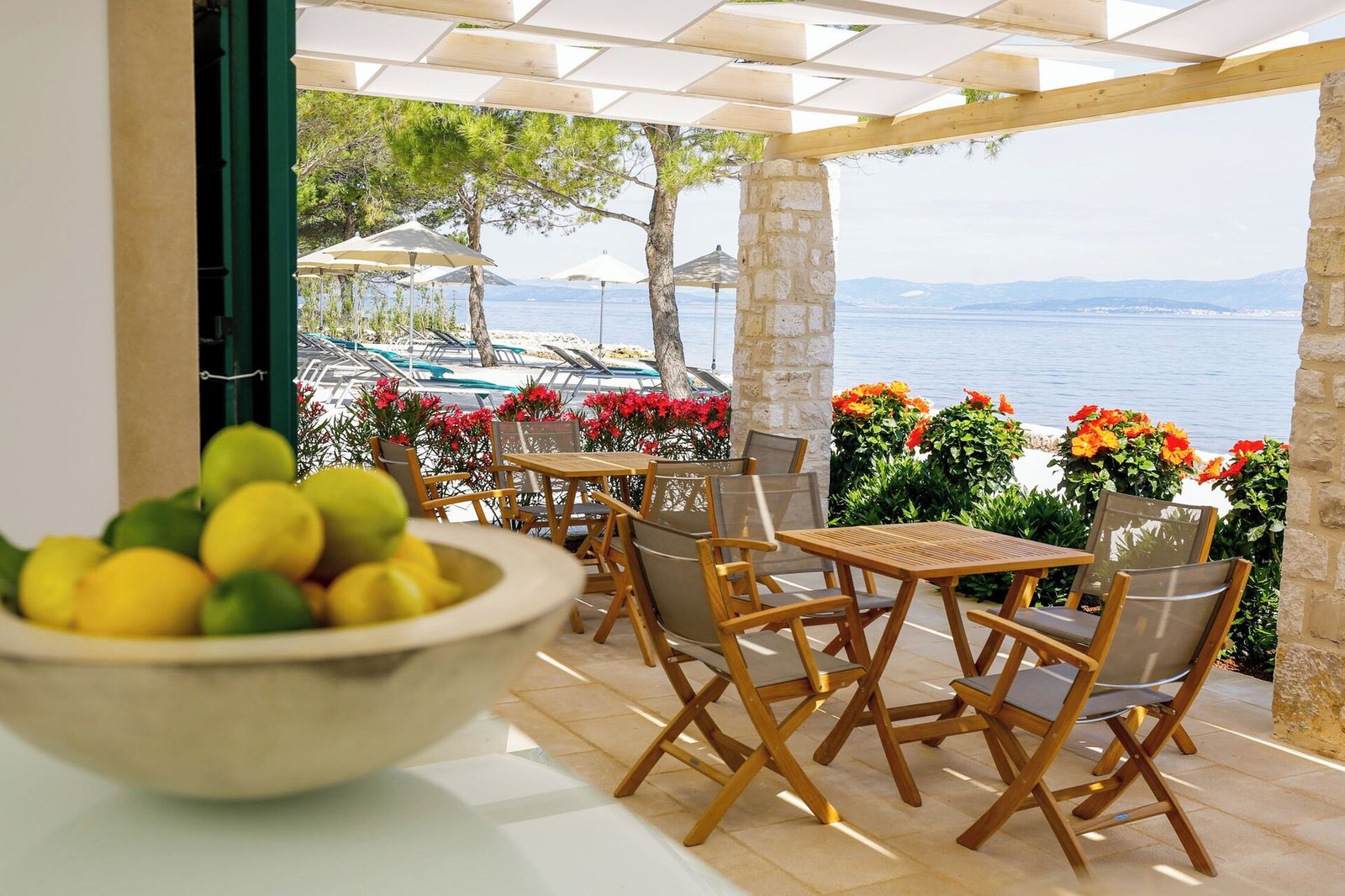Hotel Lemongarden, at the table