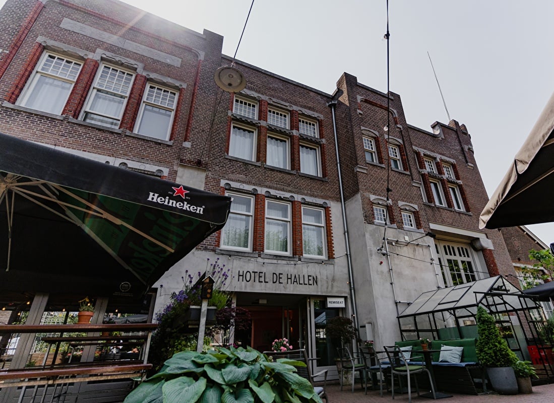 Hotel De Hallen — backstory