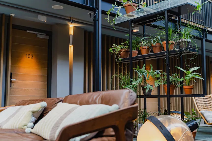 Hotel De Hallen — rooms