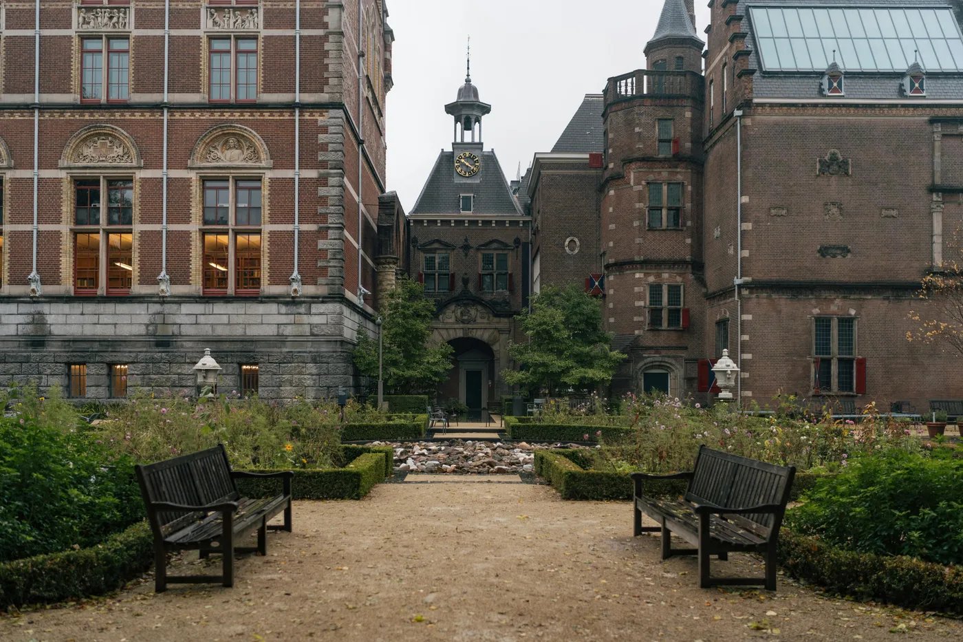 Hotel De Hallen — backstory