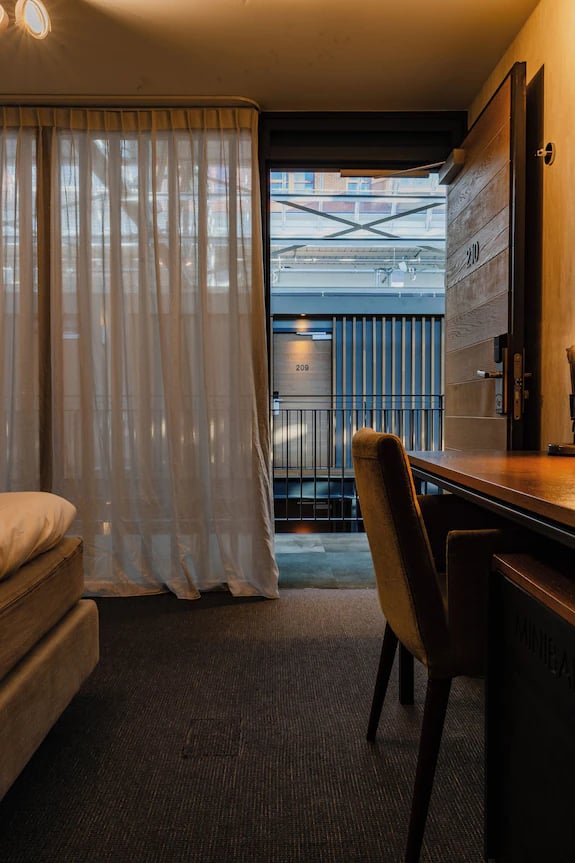 Hotel De Hallen — rooms