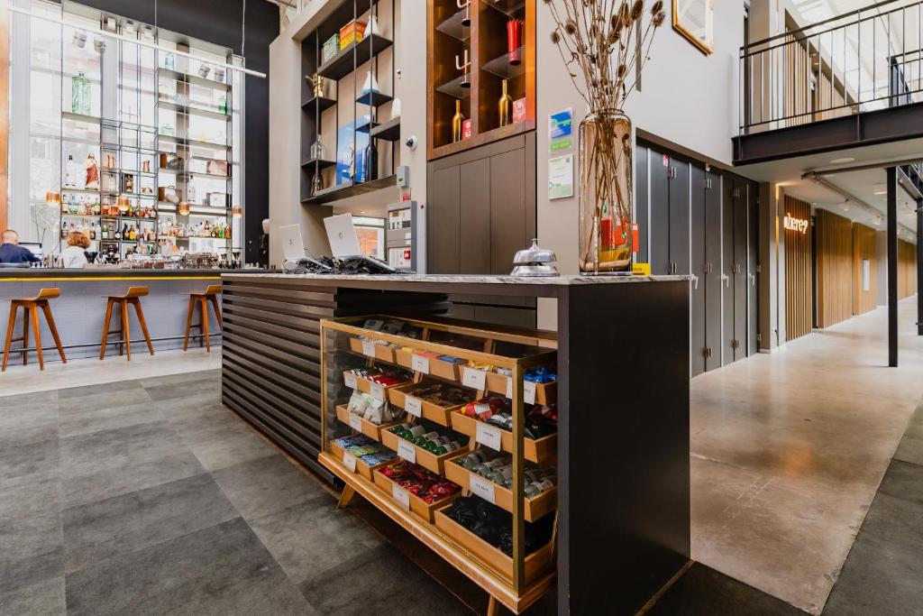 Hotel De Hallen — eat & drink