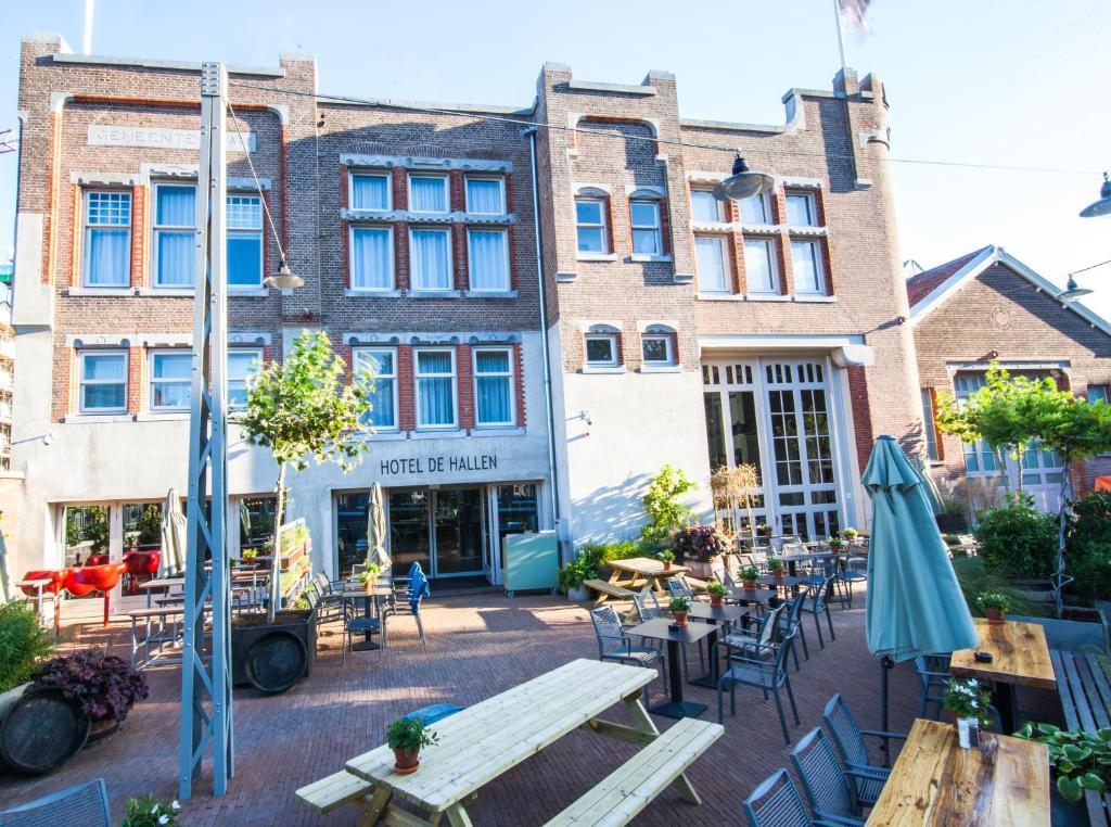Hotel De Hallen — backstory