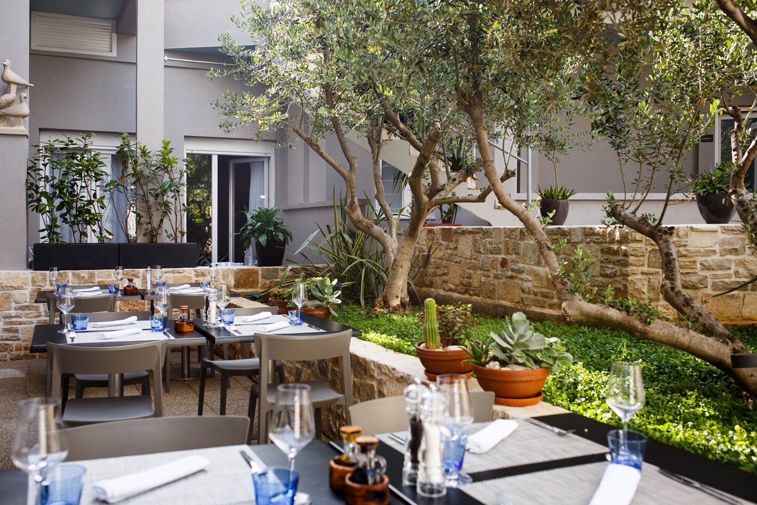 Hotel Osam, otok