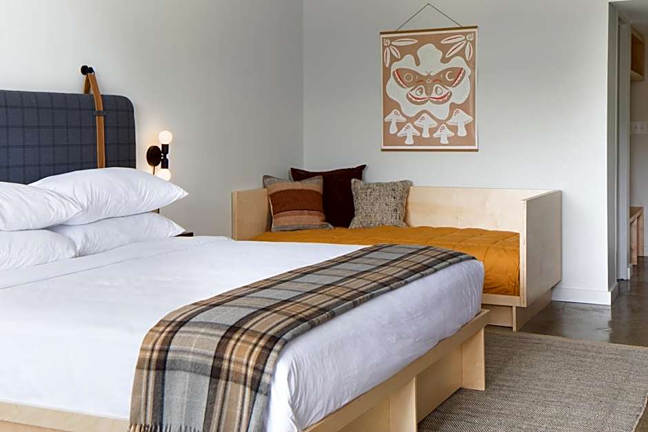 Rhode's Motor Lodge