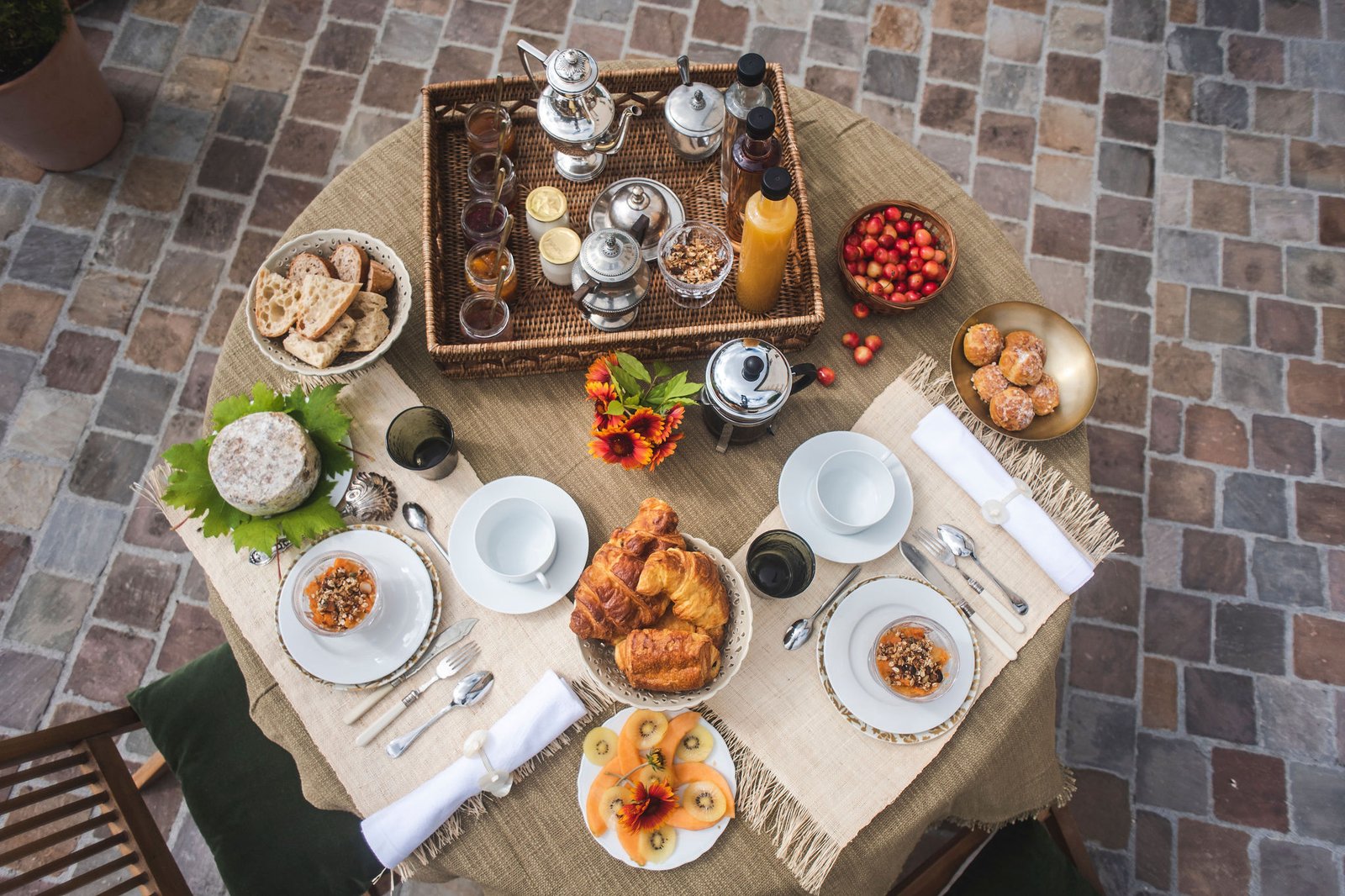 Domaine de la Partoucie, at the table