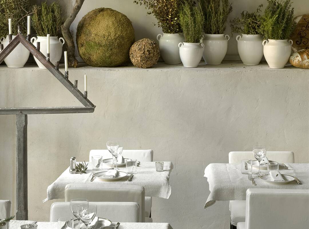 L'Hôtel Particulier Arles: 5-star Hotel & Restaurant, at the table