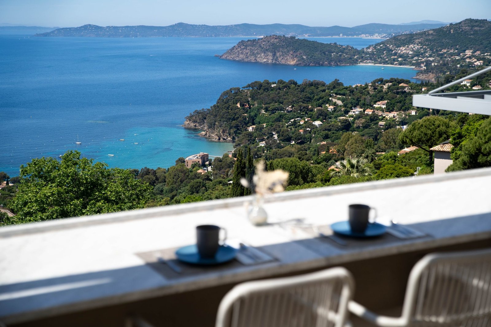 Hotel La Villa Douce, at the table