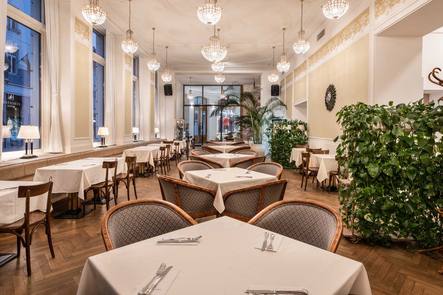 Grand Hotel Union Eurostars, at the table