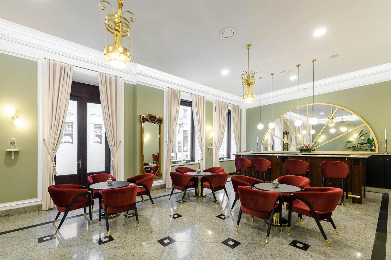 Grand Hotel Union Eurostars, at the table