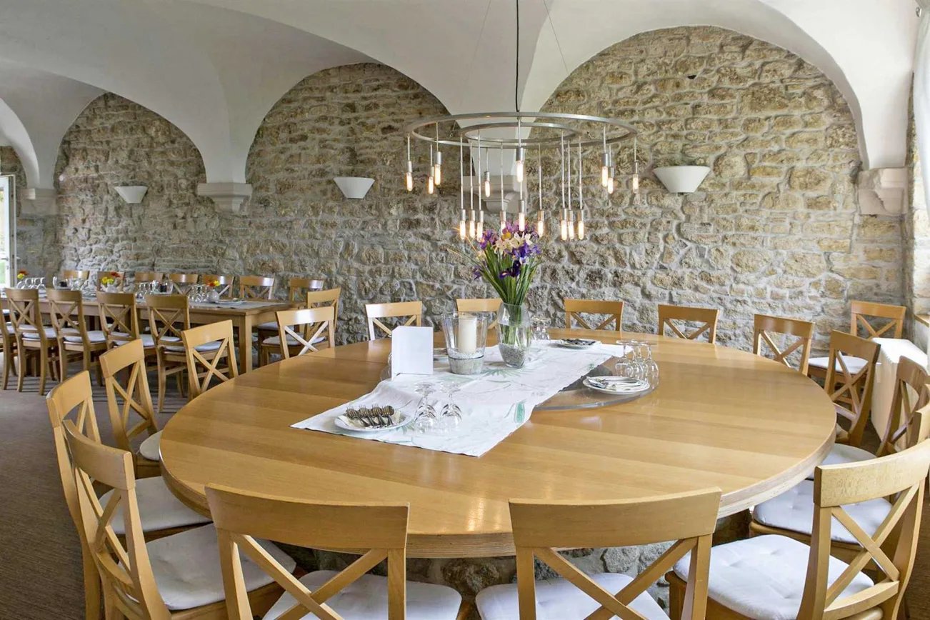 Hofgut Wißberg - Das Weinberghotel, at the table
