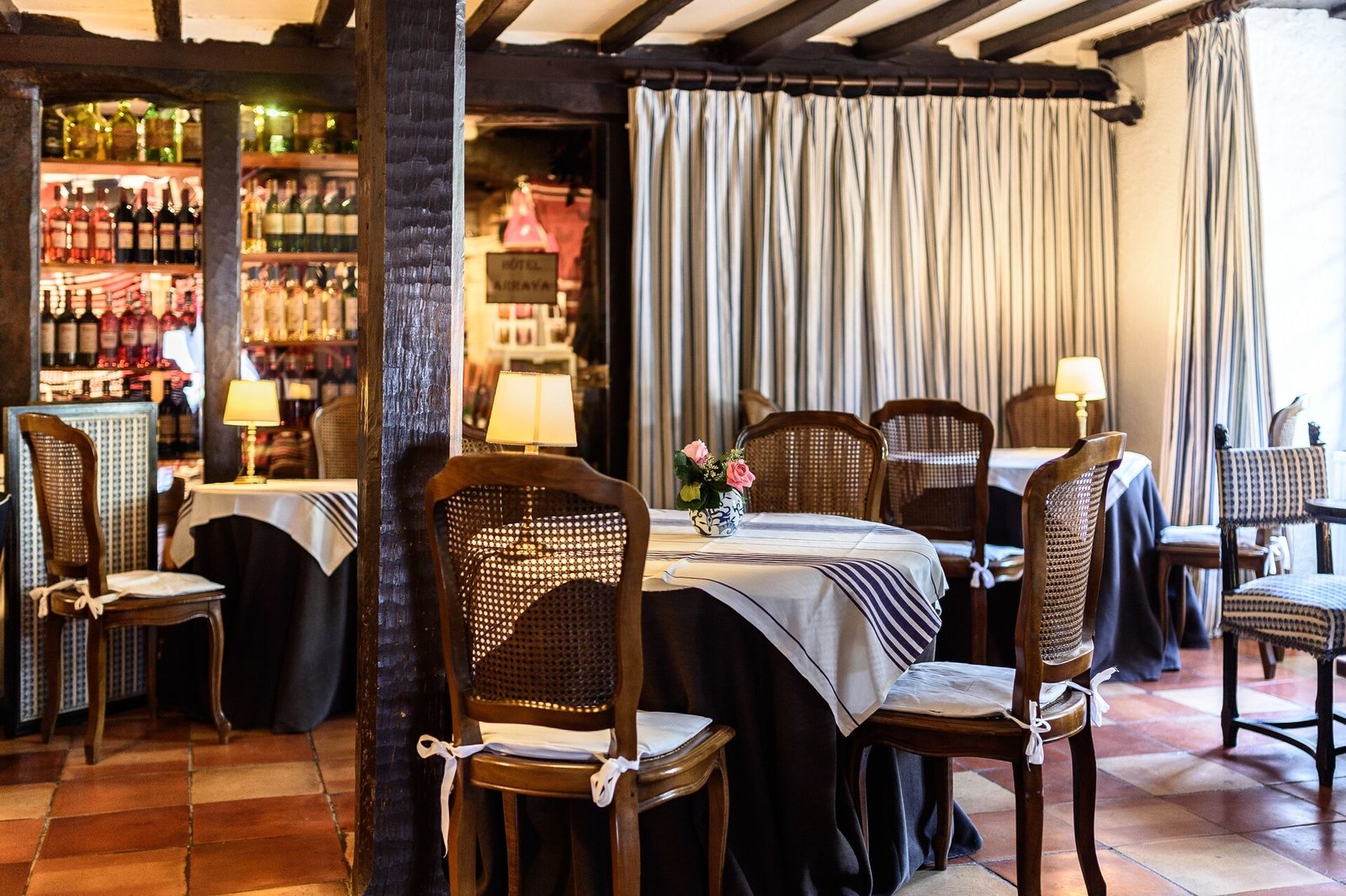 Hôtel Arraya, at the table