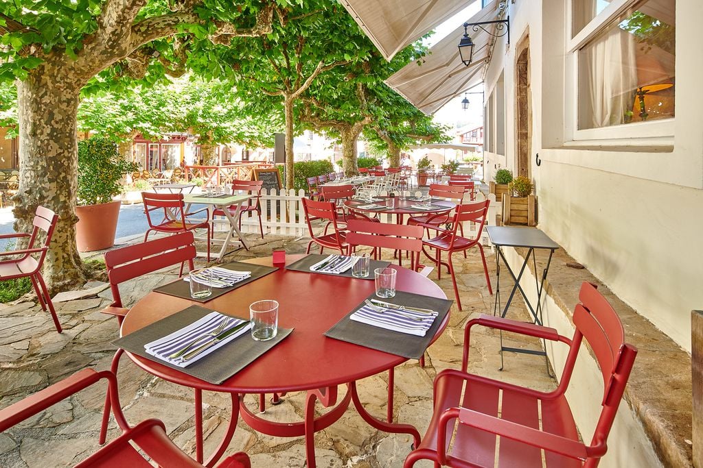 Hôtel Arraya, at the table