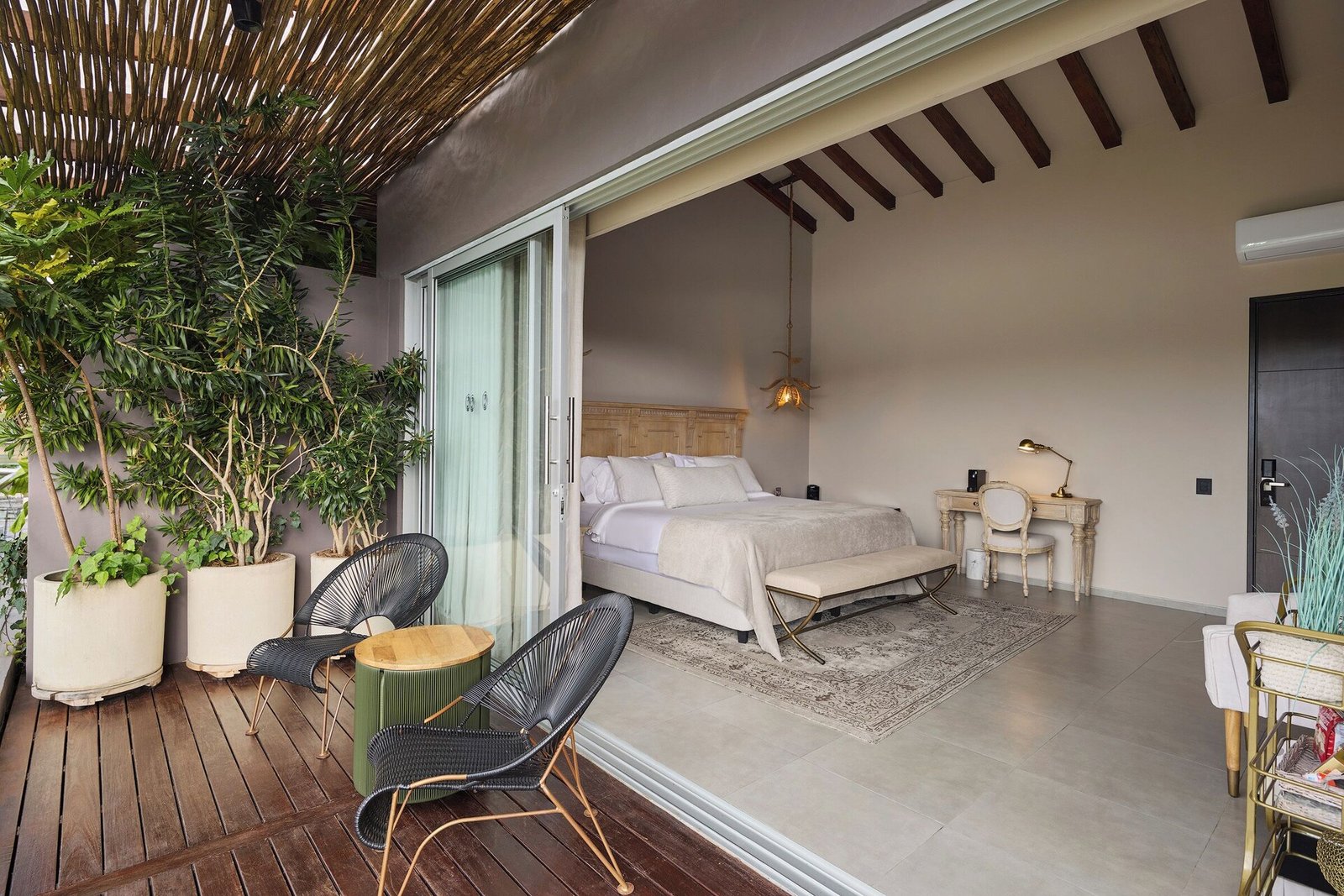Tau House, rooms