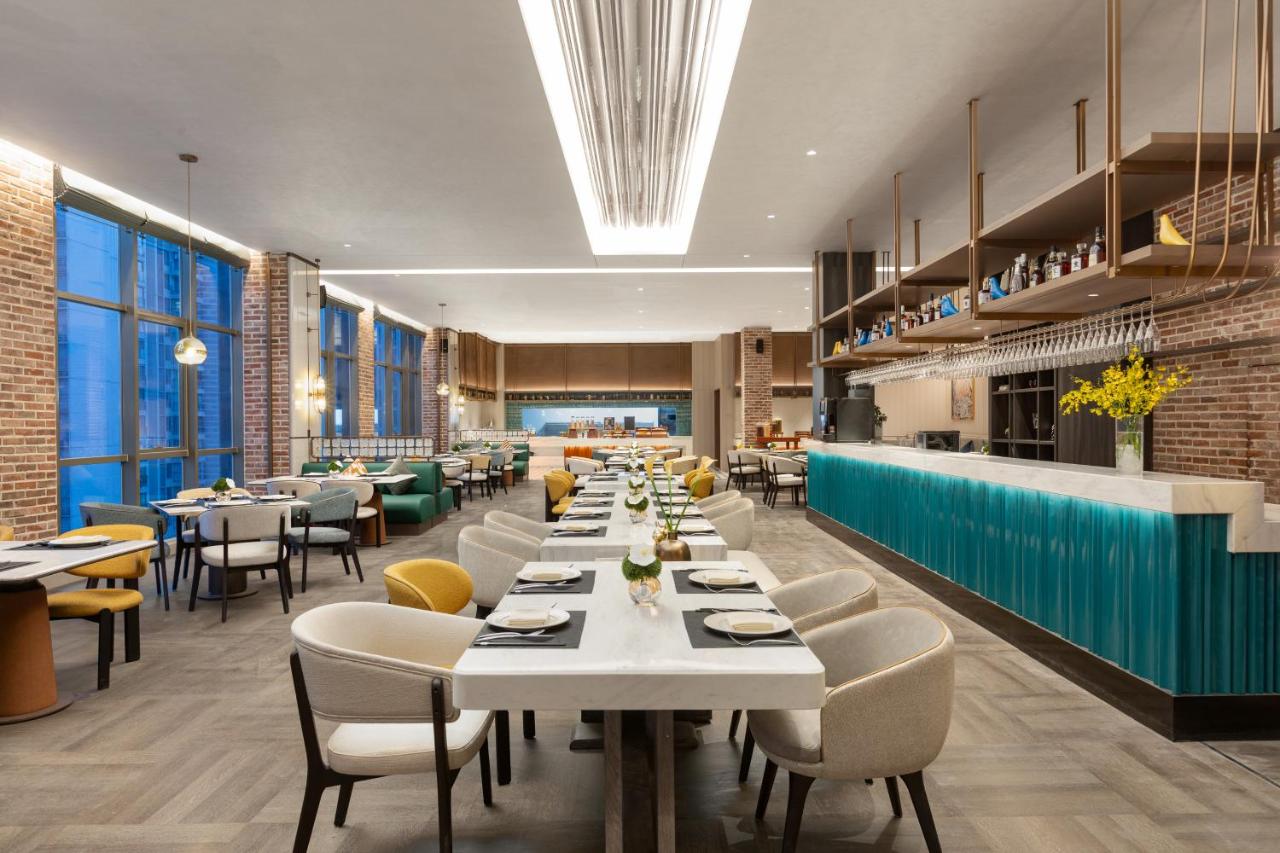 voco Chengdu High Tech Center by IHG, at the table