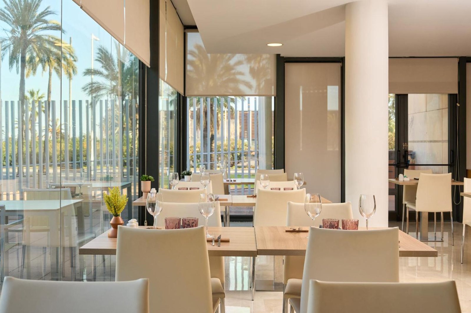 Catalonia Barcelona Beach Hotel — eat & drink