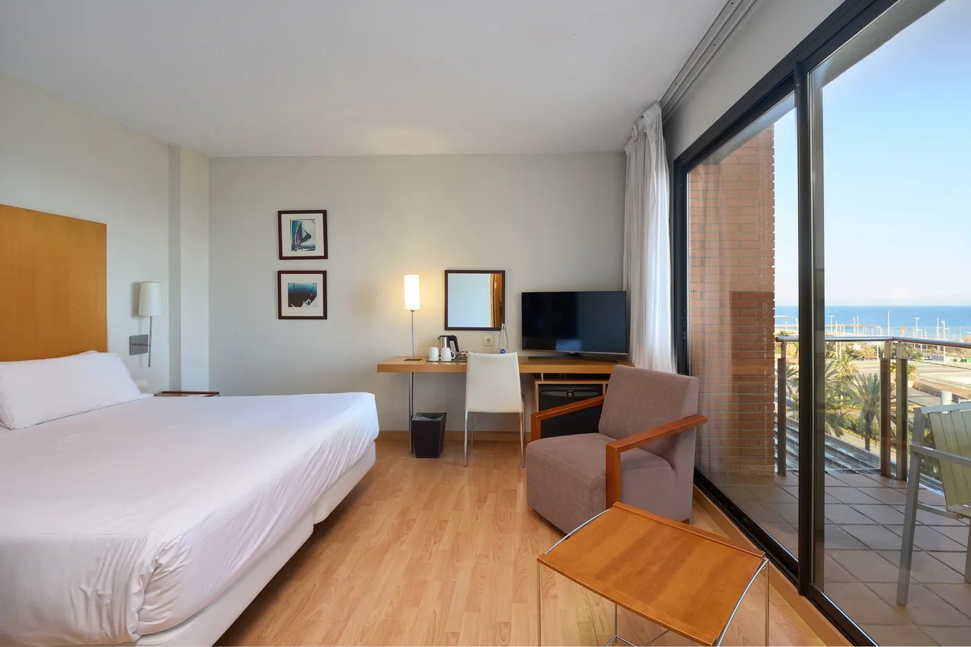Catalonia Barcelona Beach Hotel — rooms