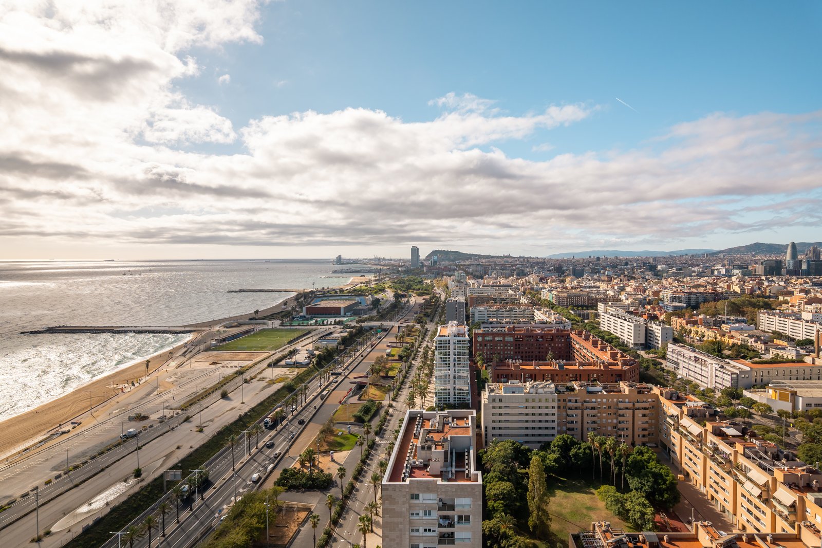 Catalonia Barcelona Beach Hotel — vibe