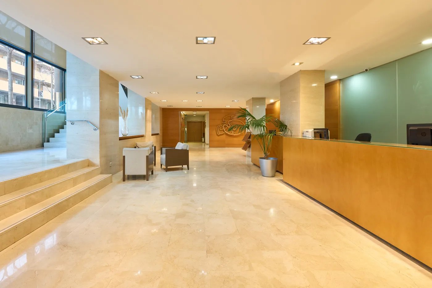 Catalonia Barcelona Beach Hotel — vibe