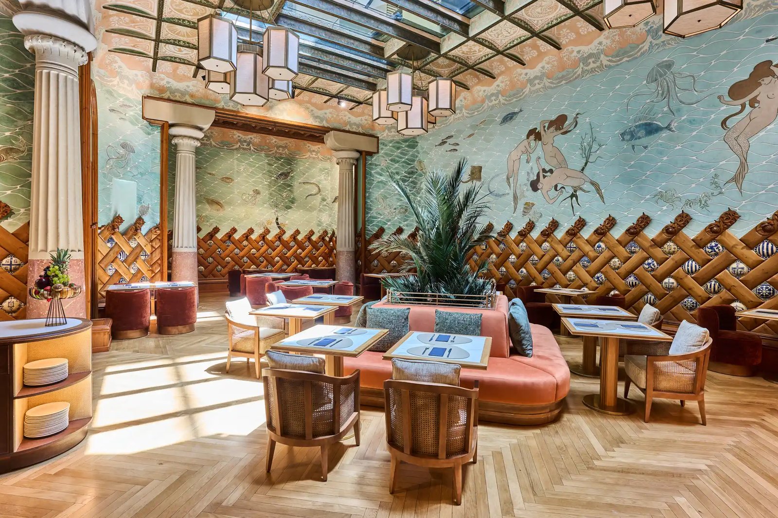 Hotel España, at the table