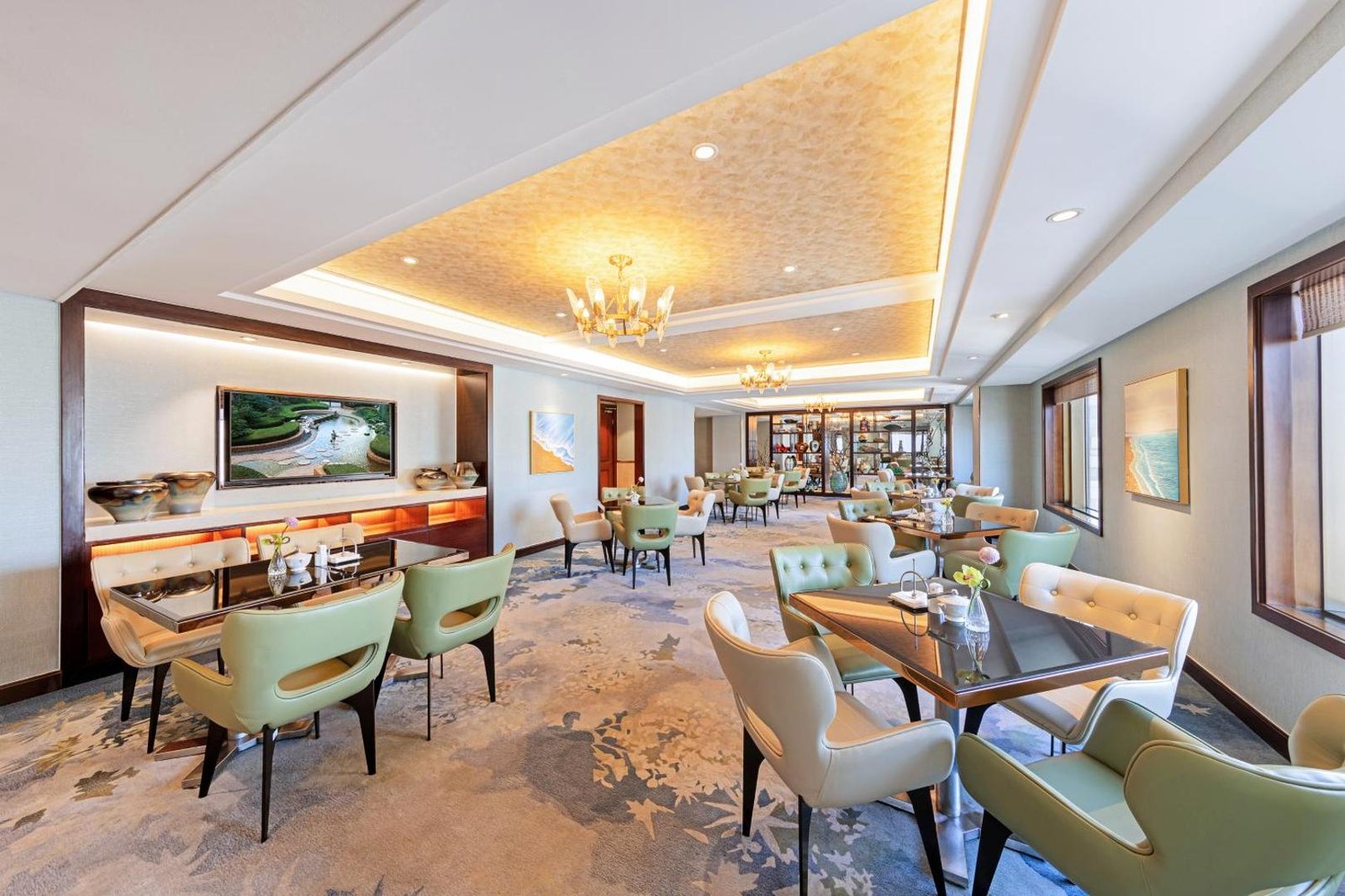 Dalian Shangri-La Hotel, at the table