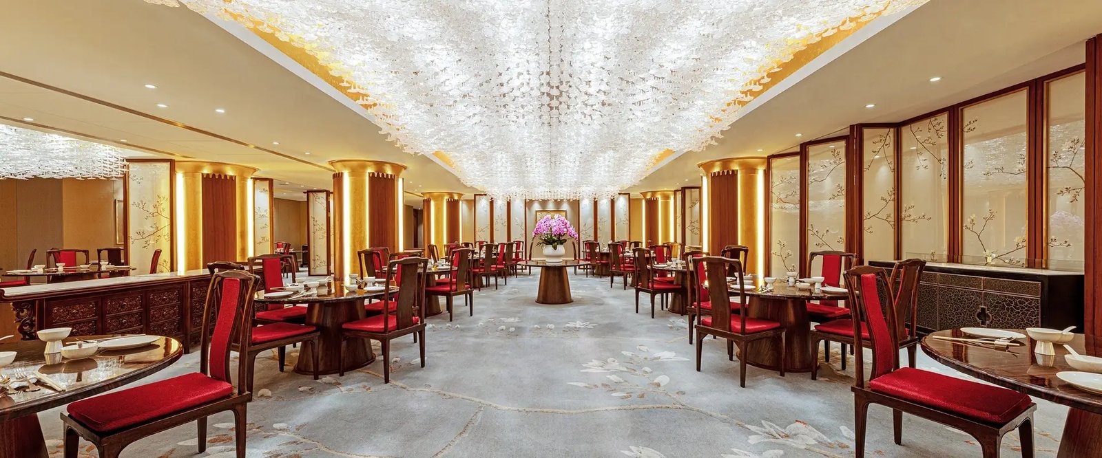 Dalian Shangri-La Hotel, at the table