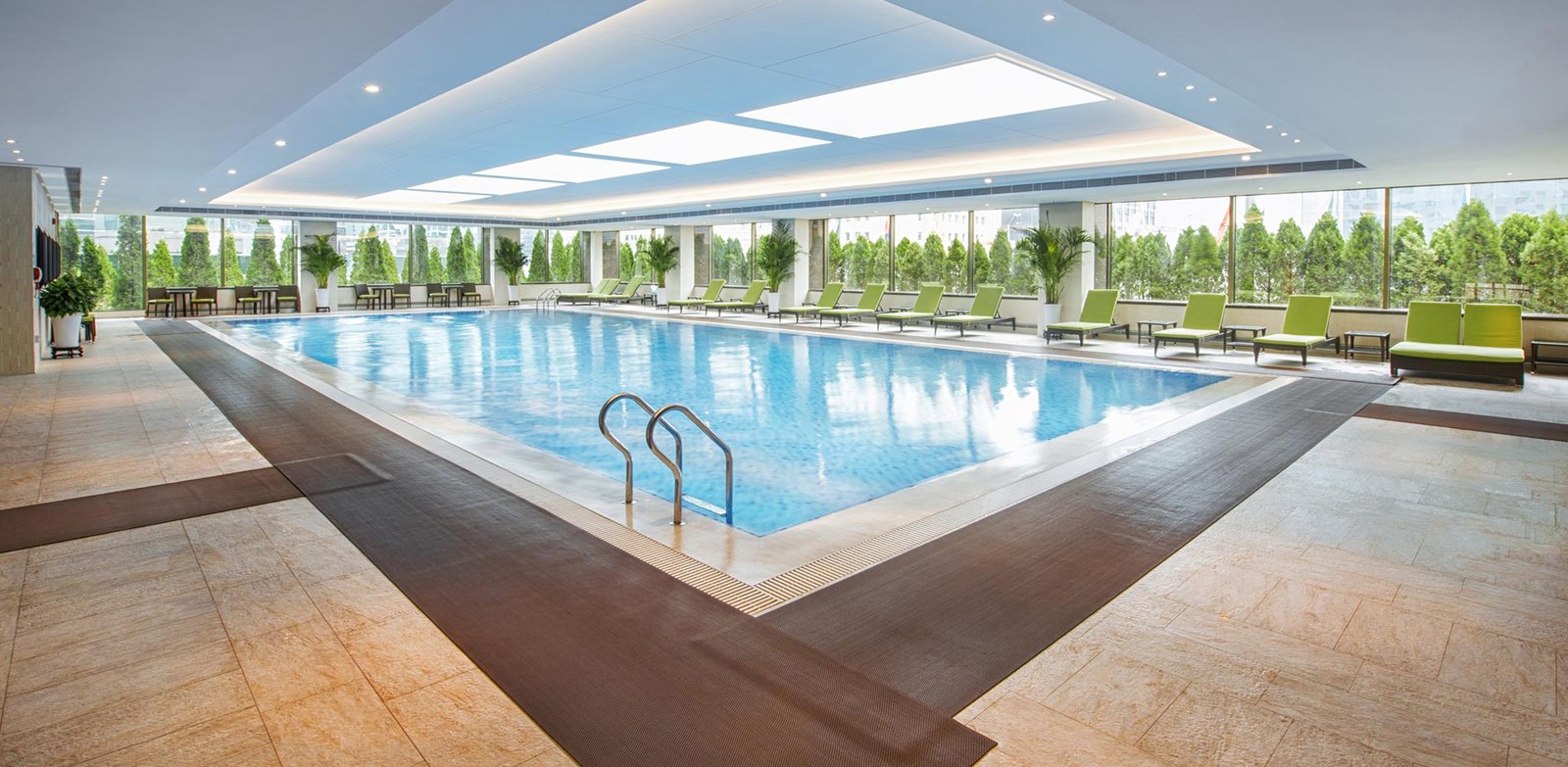 Dalian Shangri-La Hotel, the pool
