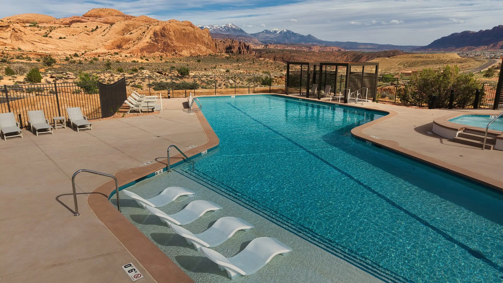 Lionsback Resort, the pool