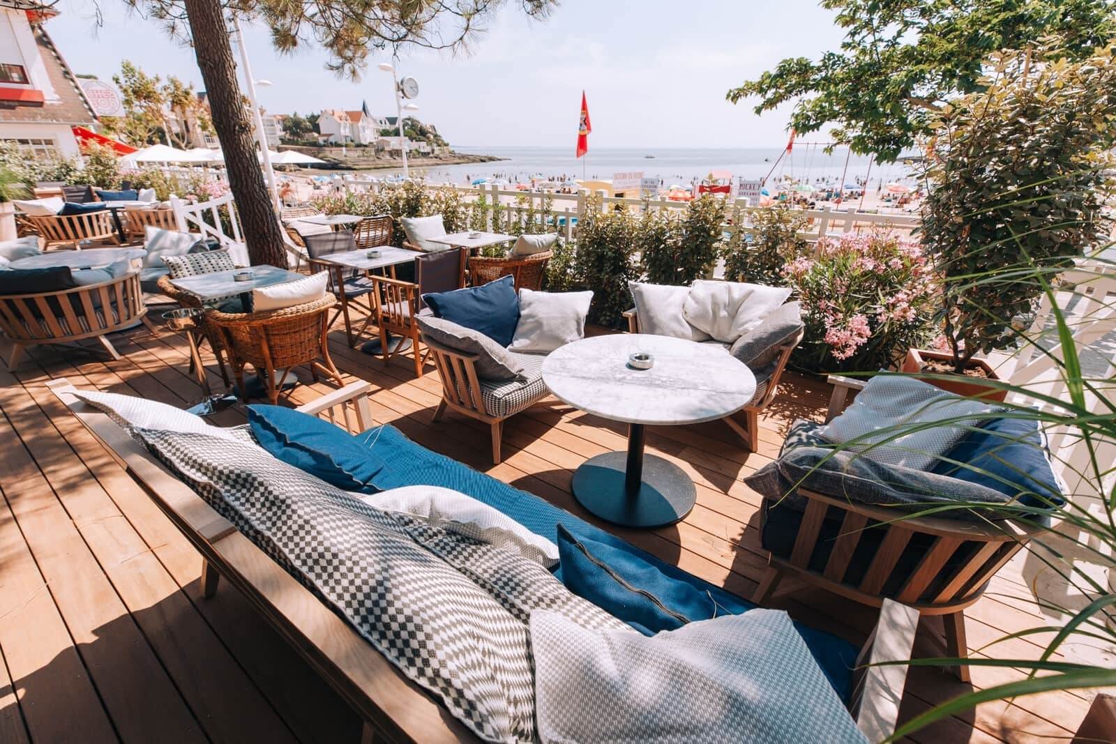 Hôtel Hemen, at the table
