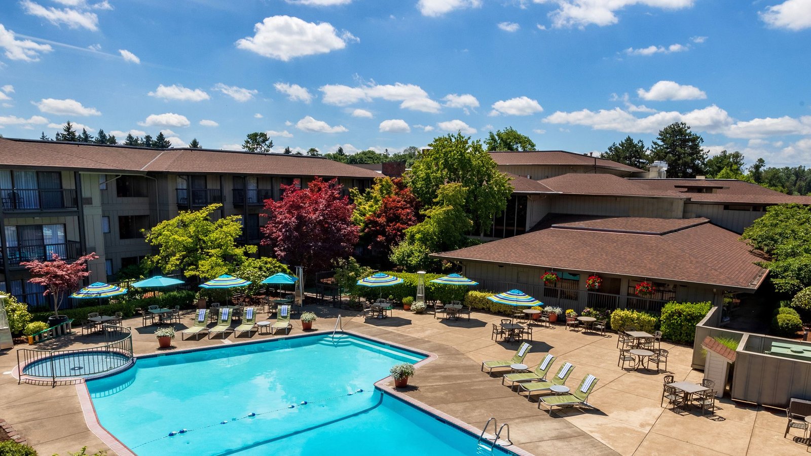 Valley River Inn, the pool