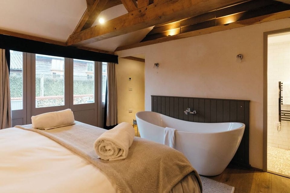Retreat East, rooms