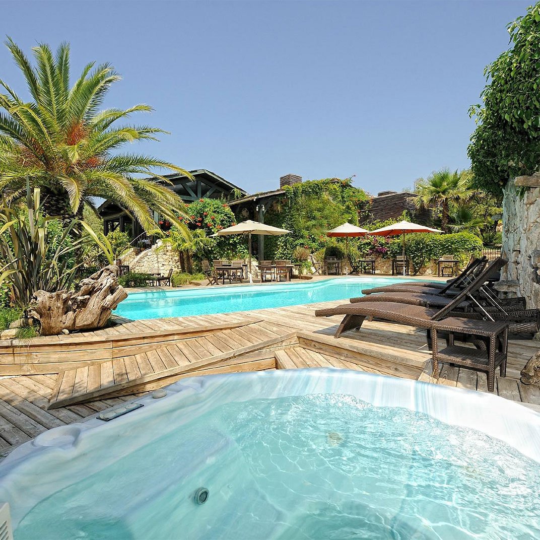 A Cheda, the pool