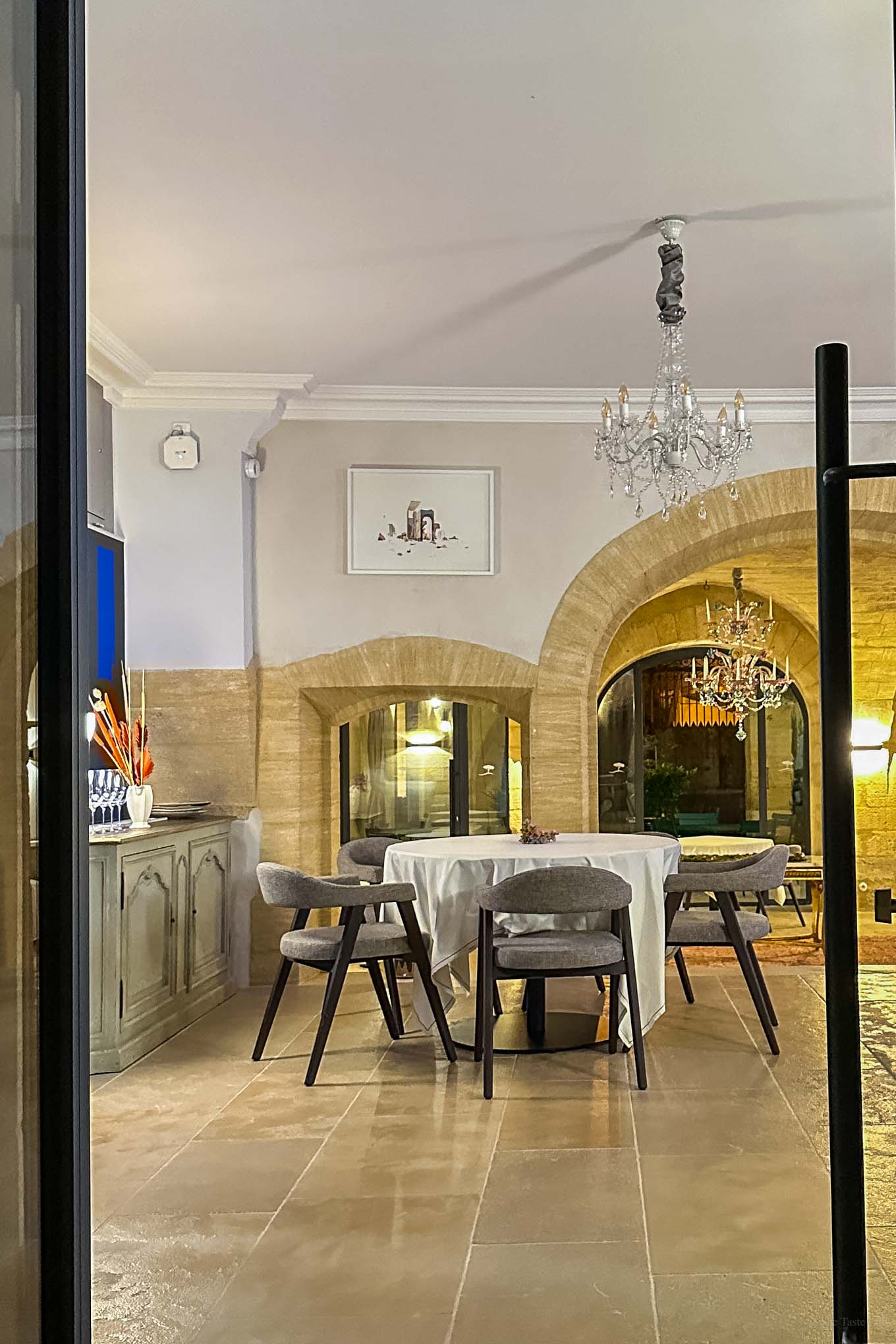 Château de Collias, at the table