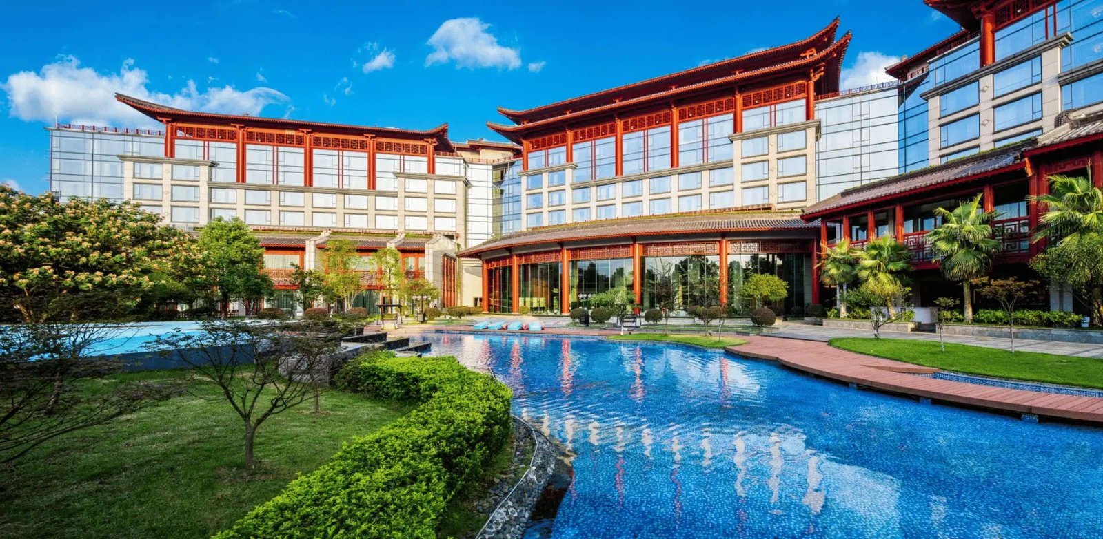 Shangri-La Hotel, the pool