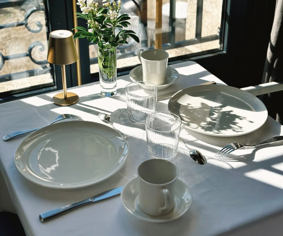 Les Garennes, at the table