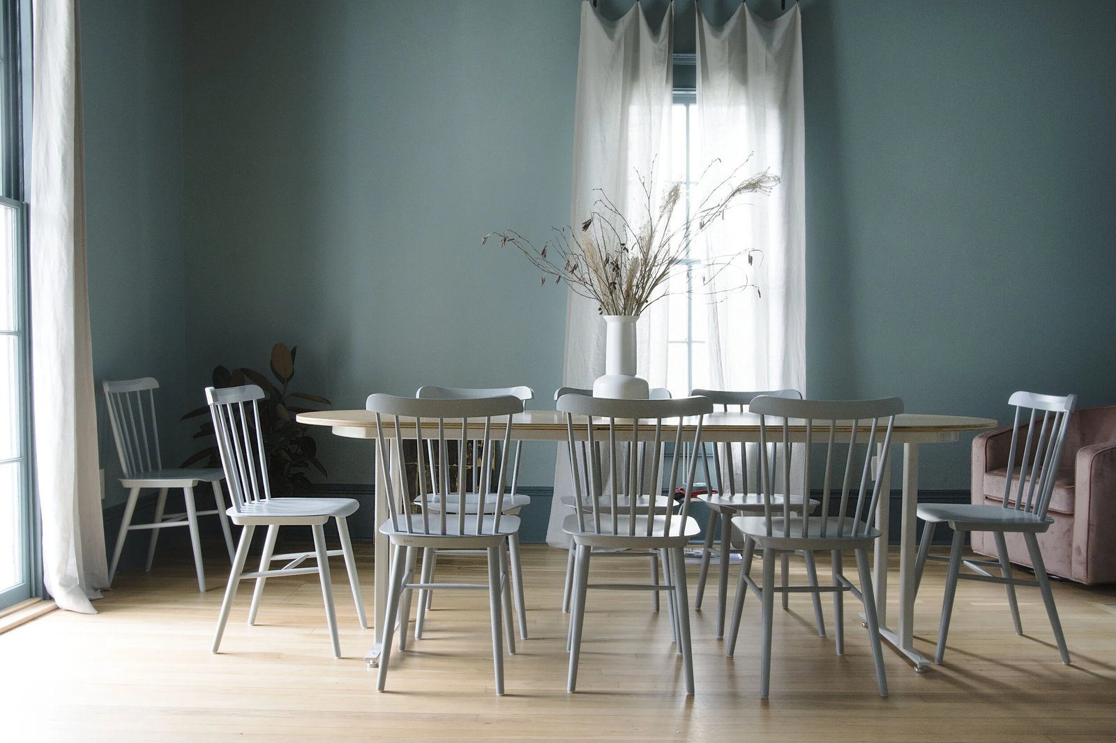 Guest House Raleigh, at the table