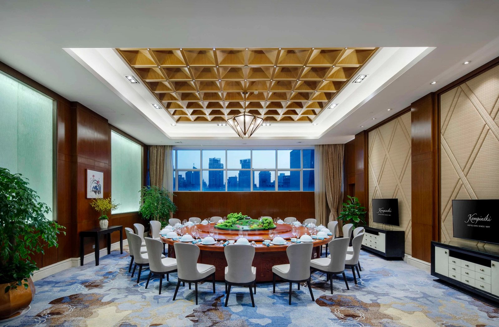Kempinski Hotel Guiyang, at the table