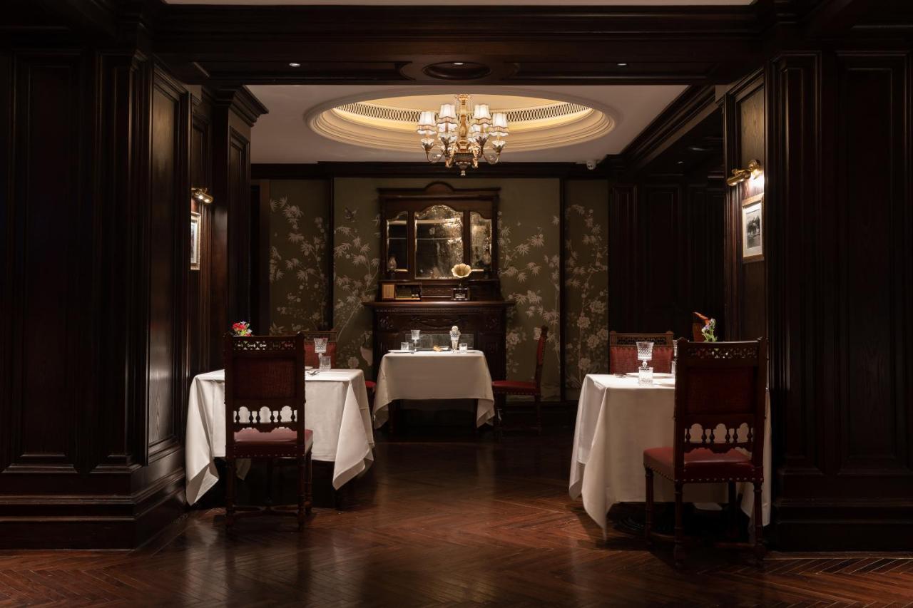 Qiushui Villa, at the table