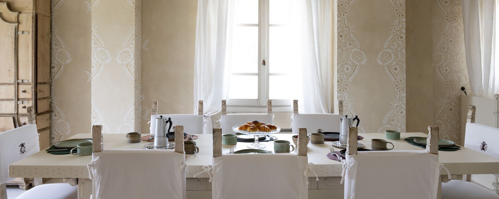 Elizabeth Country House, at the table