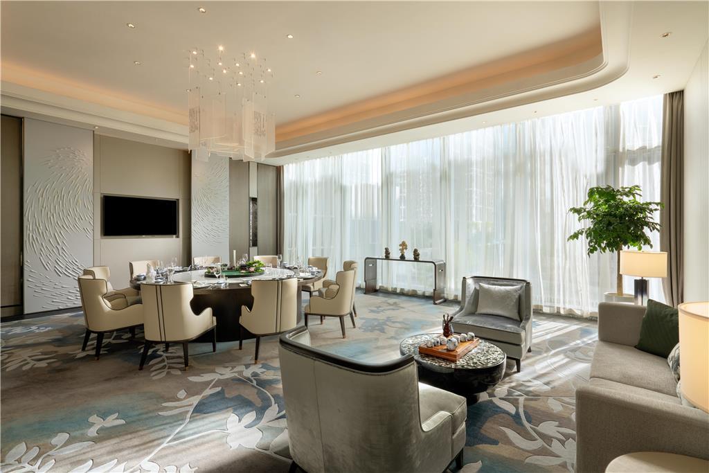 Kempinski Hotel Jinan, at the table