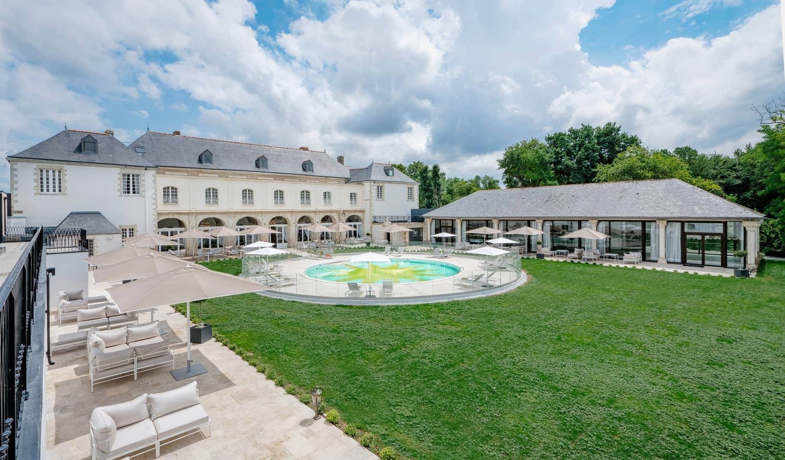 L'Abbaye de Villeneuve, the pool