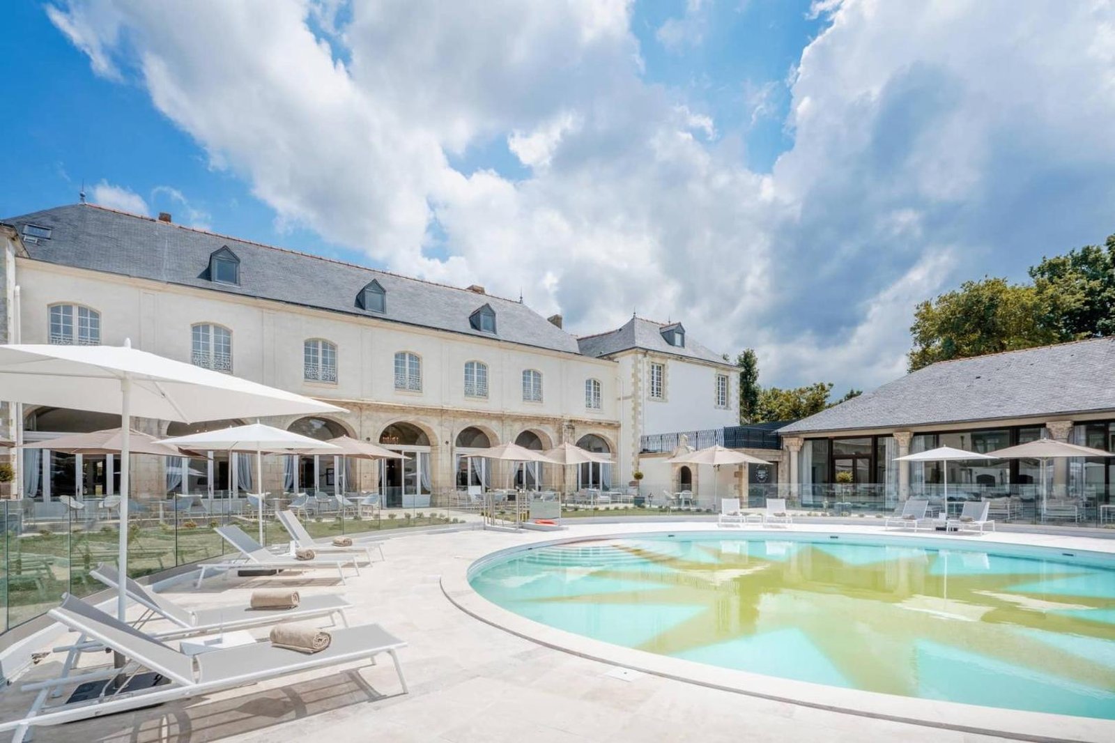 L'Abbaye de Villeneuve, the pool