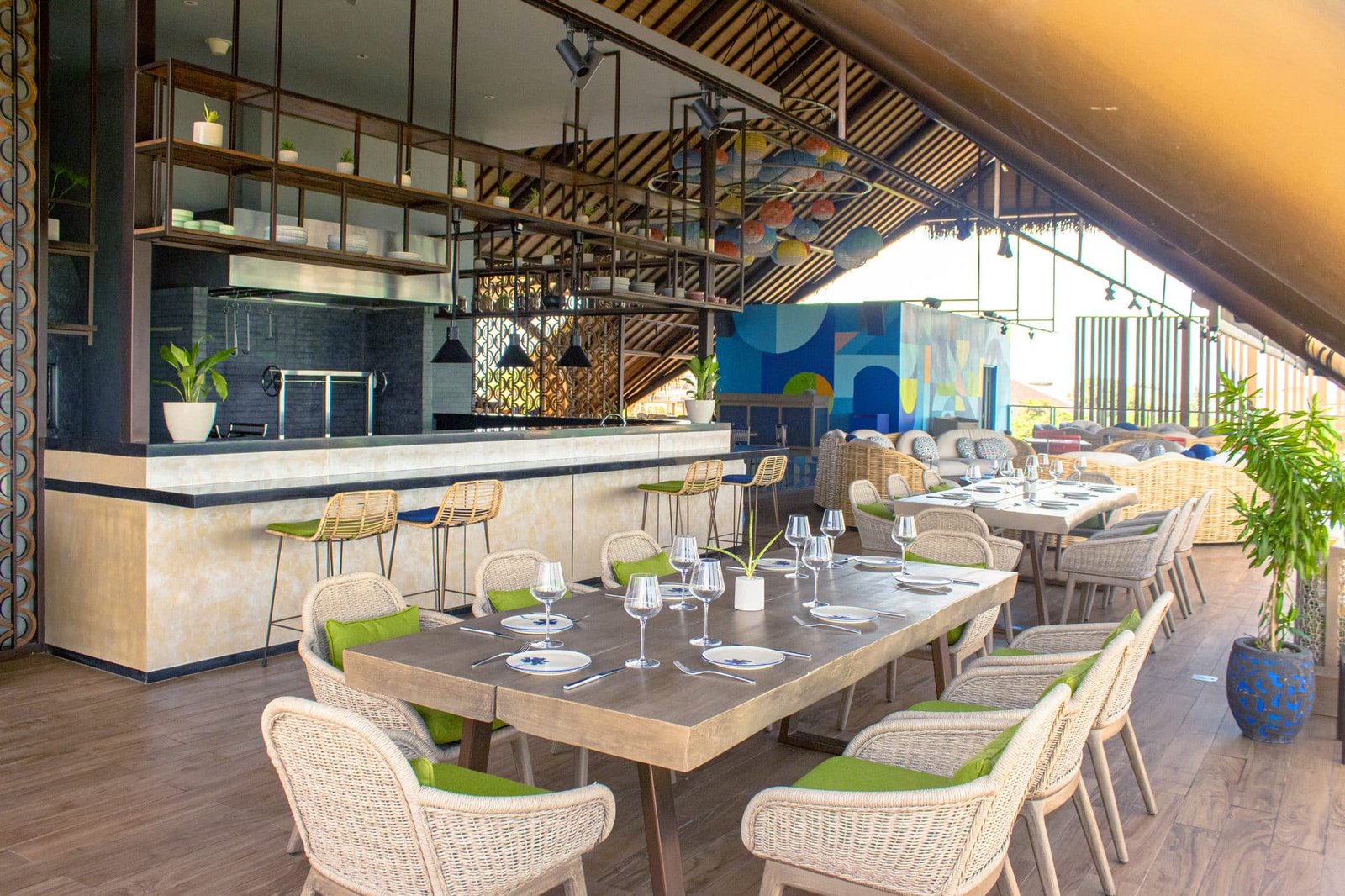 Mamaka Bali, at the table