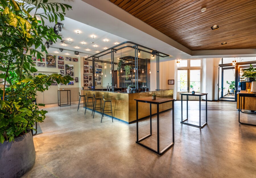 Hotel Arena, at the table