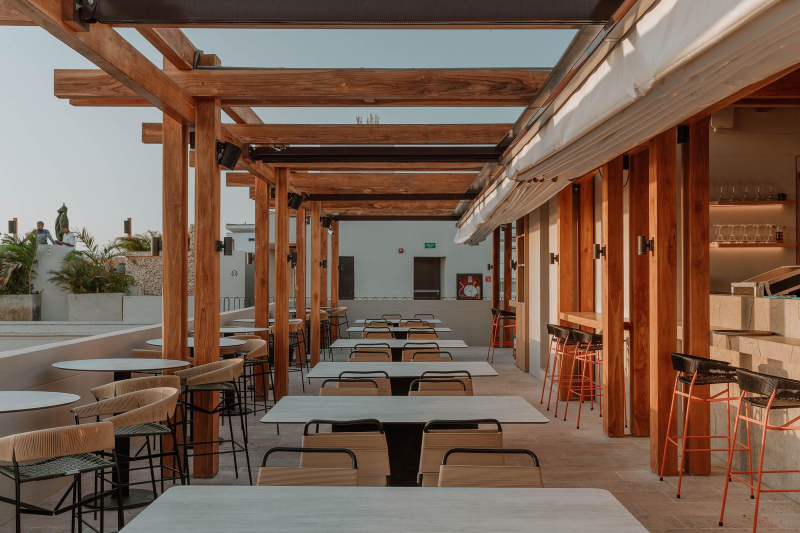 OSH Hotel Getsemani, at the table