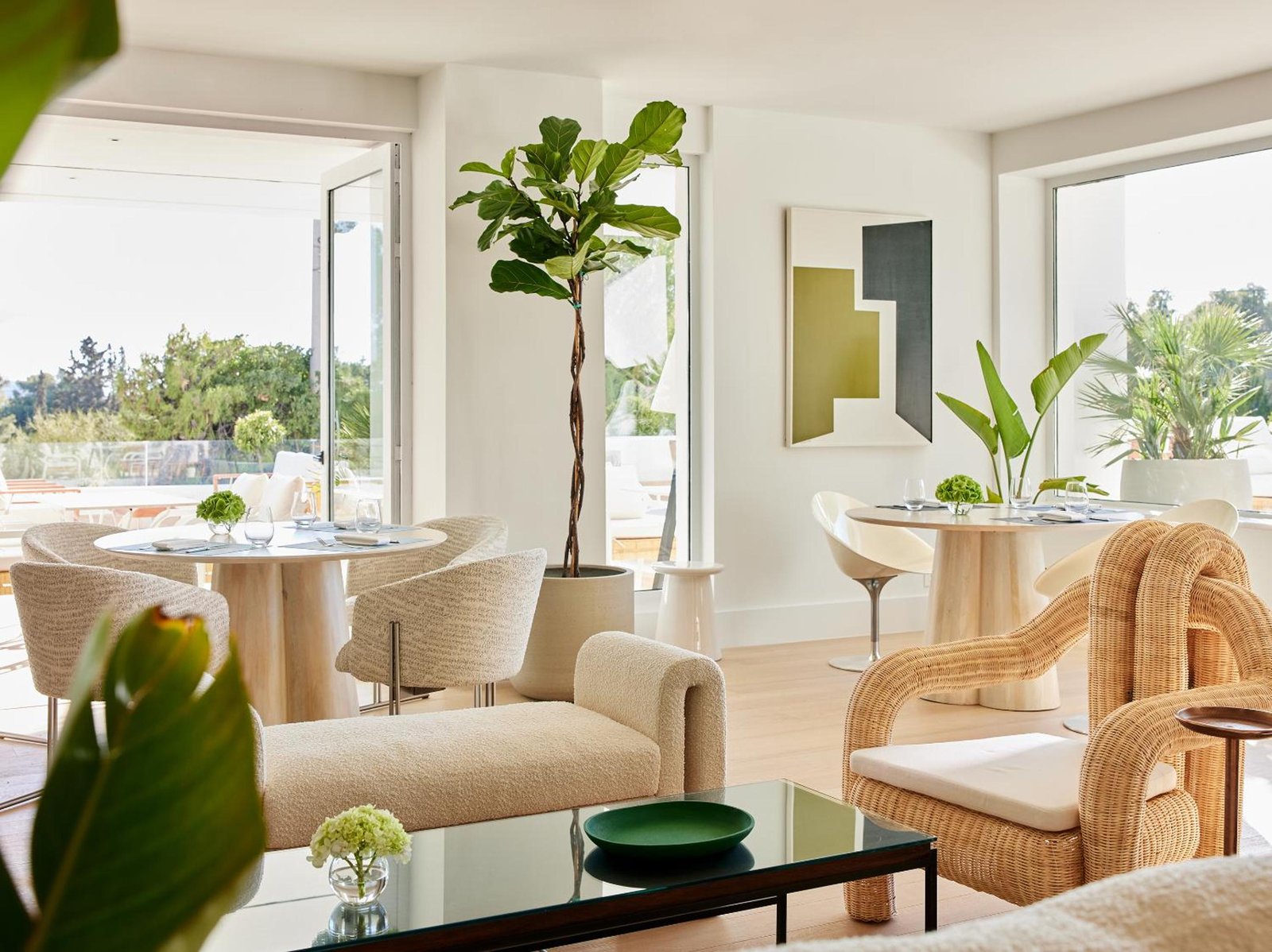 The Roc Club, A Hotel to Live®, at the table